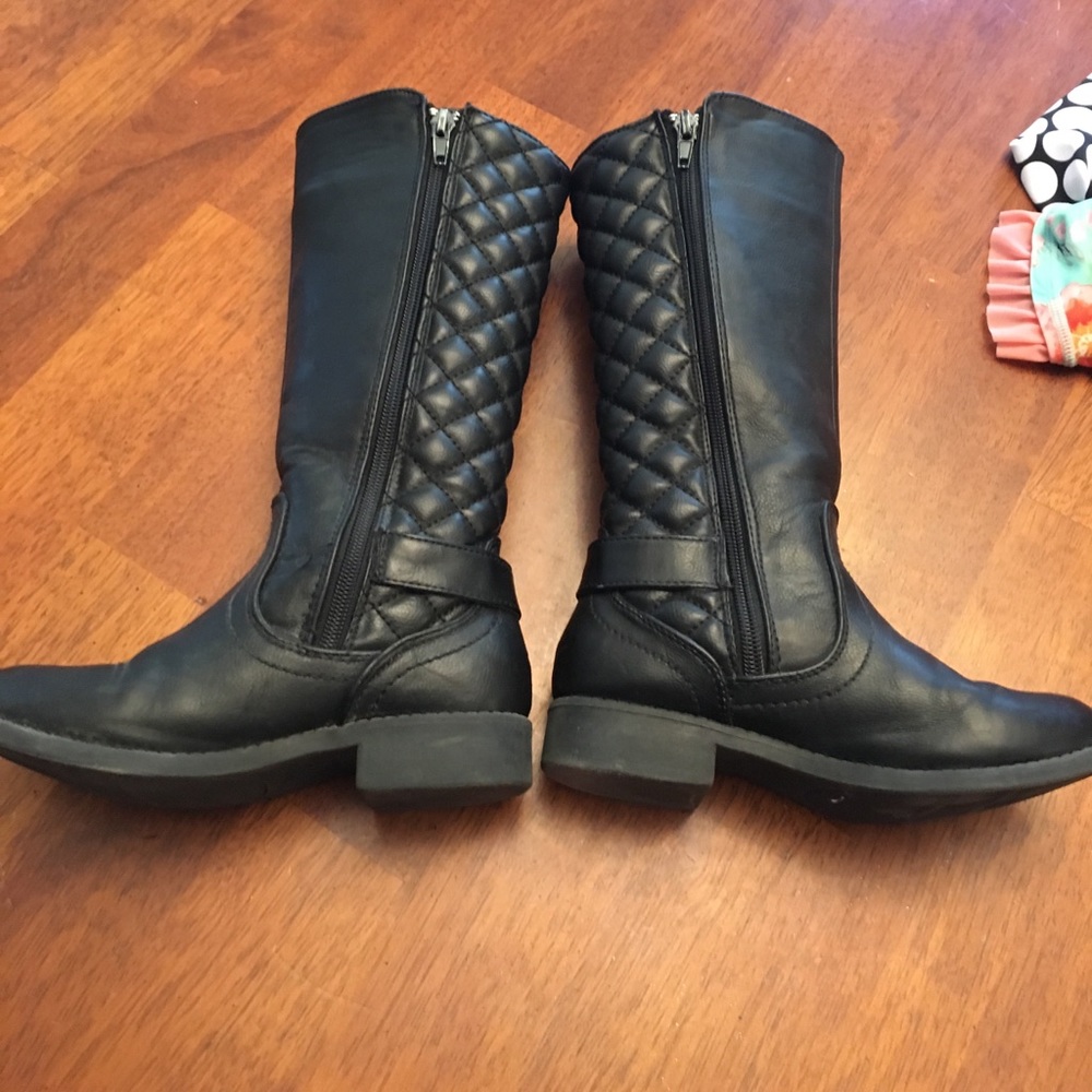 Girls black boots.